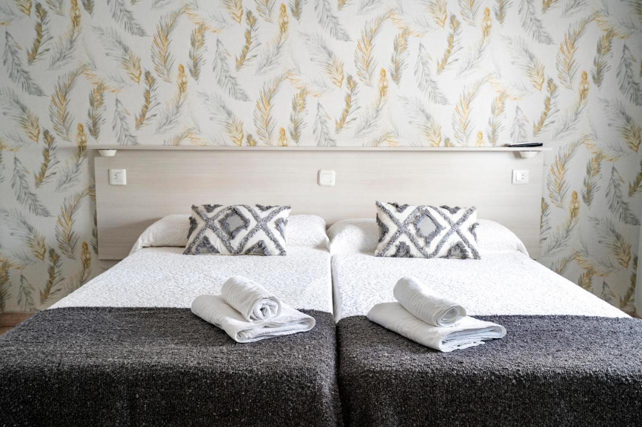 Hostal Plaza De Italia Caces エクステリア 写真