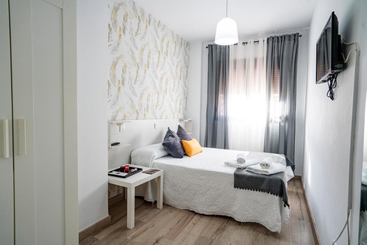 Hostal Plaza De Italia Caces エクステリア 写真