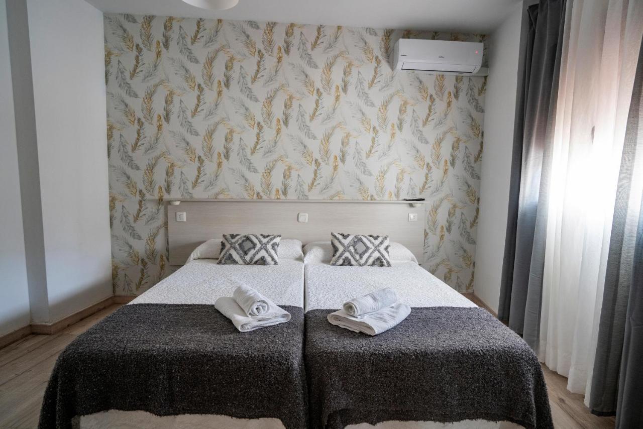 Hostal Plaza De Italia Caces エクステリア 写真