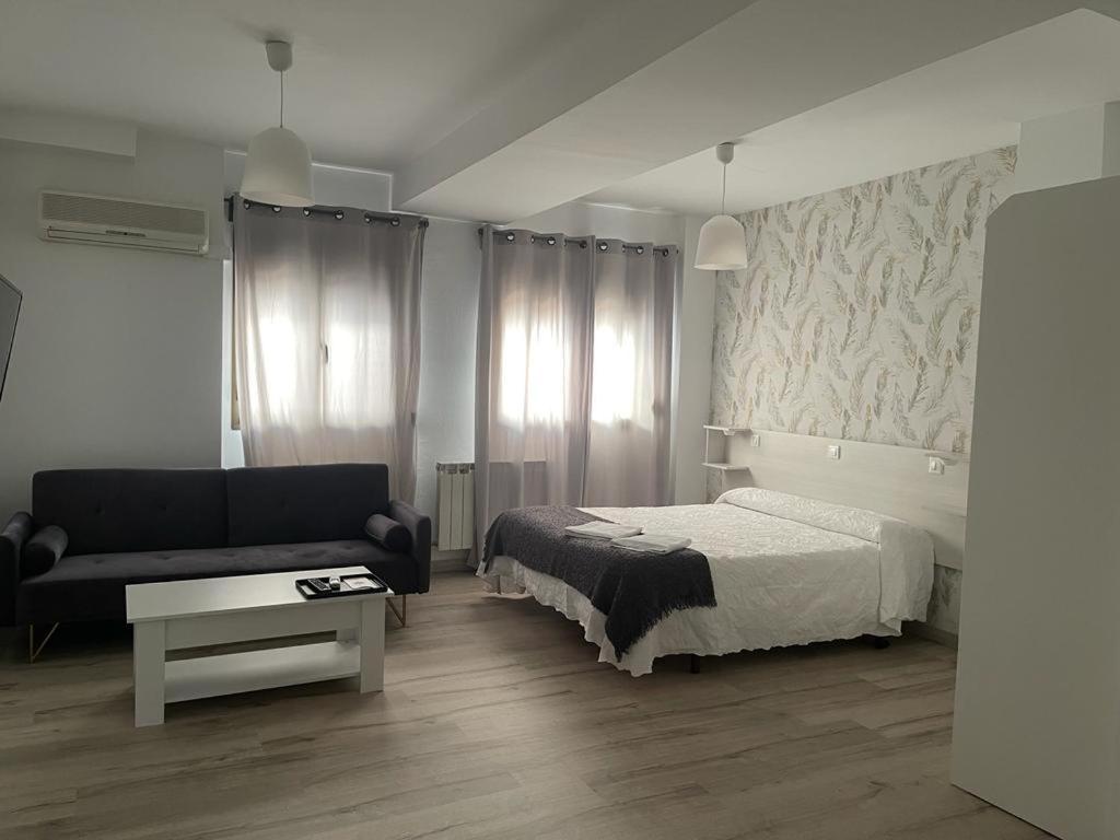 Hostal Plaza De Italia Caces エクステリア 写真