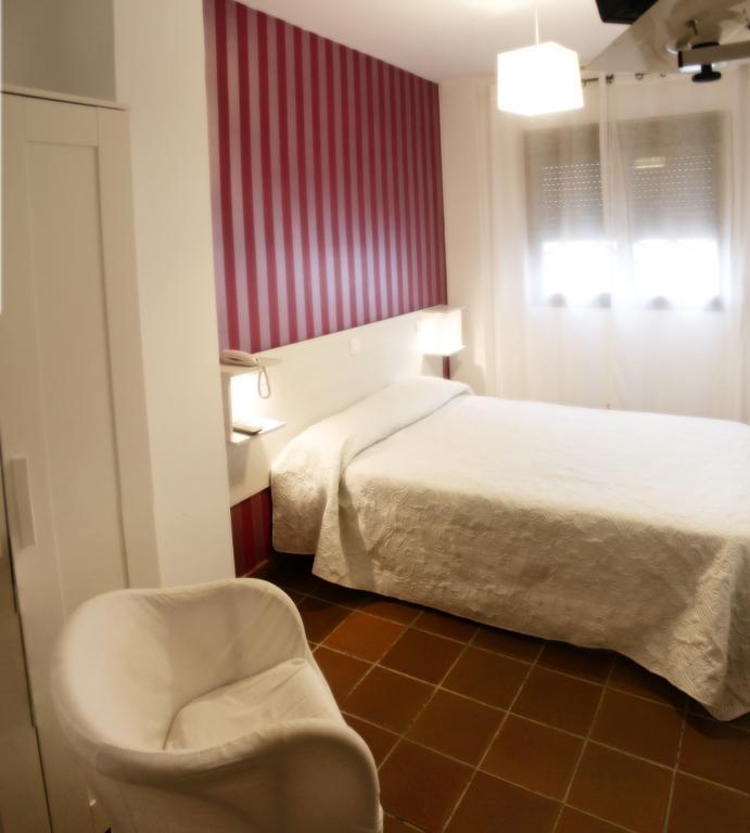 Hostal Plaza De Italia Caces エクステリア 写真